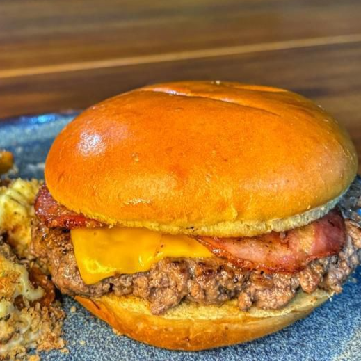 Pão, hamburguer 120g com chreddar fatia derretido e Bacon, e a Super maionese da casa.