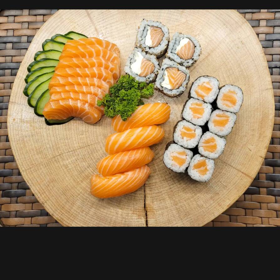 8 sashimi de salmão 4 niguiri de salmão 4 uramaki Filadélfia 8 hossomaki de salmão