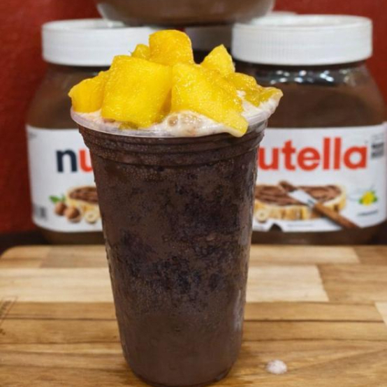 Açaí Trufado (Vários Tamanhos) Uma explosão de sabor e cremosidade! 🍫 Se o açaí sozinho já é bom, trufado ele fica surreal! Imagine o nosso açaí super gelado combinado com uma camada generosa e irresistível de trufa, criando um contraste de sabores que derrete na boca. É a escolha definitiva para os verdadeiros apaixonados por sobremesas intensas. Dê o seu toque final: Combine essa delícia com frutas frescas ou cereais crocantes. Disponível nos tamanhos 300ml, 440ml, 550ml e 770ml. Prepare-se: cada colherada é um caminho sem volta! 😍🔥