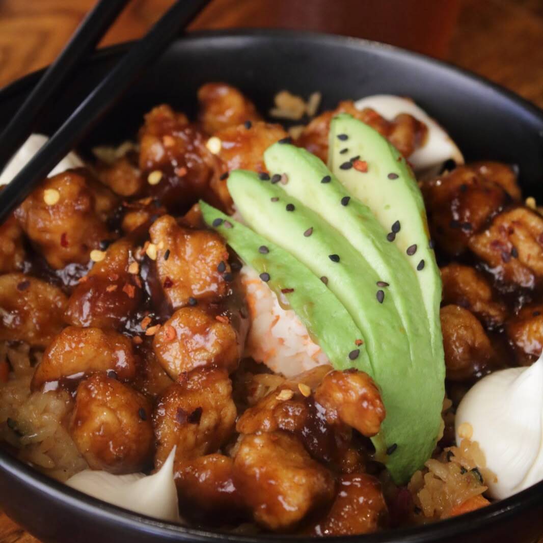 Yakimeshi de pollo a la naranja