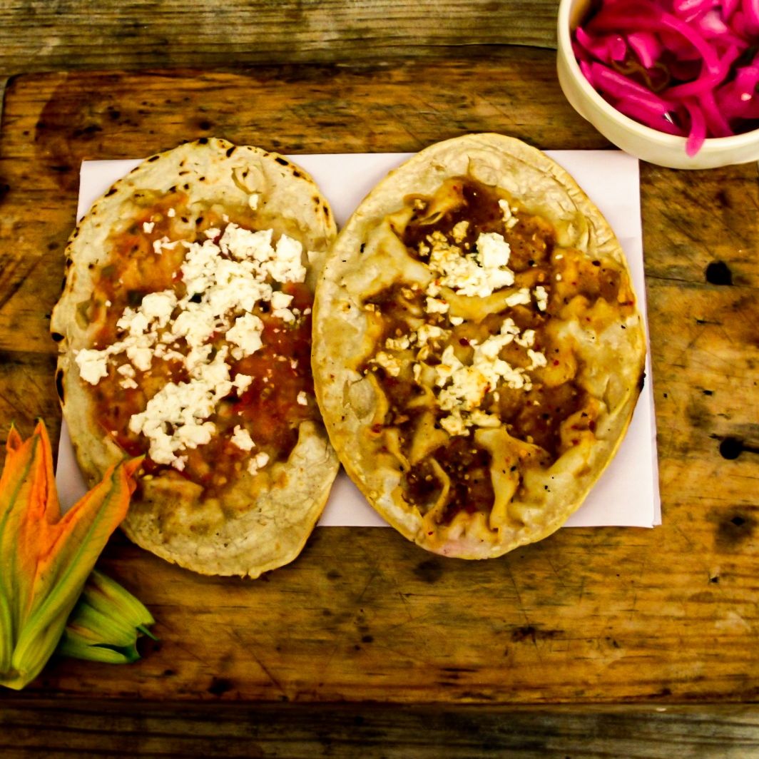 Memelas con salsa