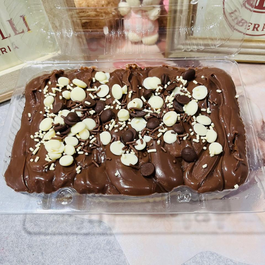 Bolo gelado de massa de chocolate, recheado de brigadeiro de chocolate e chocolate branco, finalizado com granulados e gotas de chocolate. Pesando em média 700g.