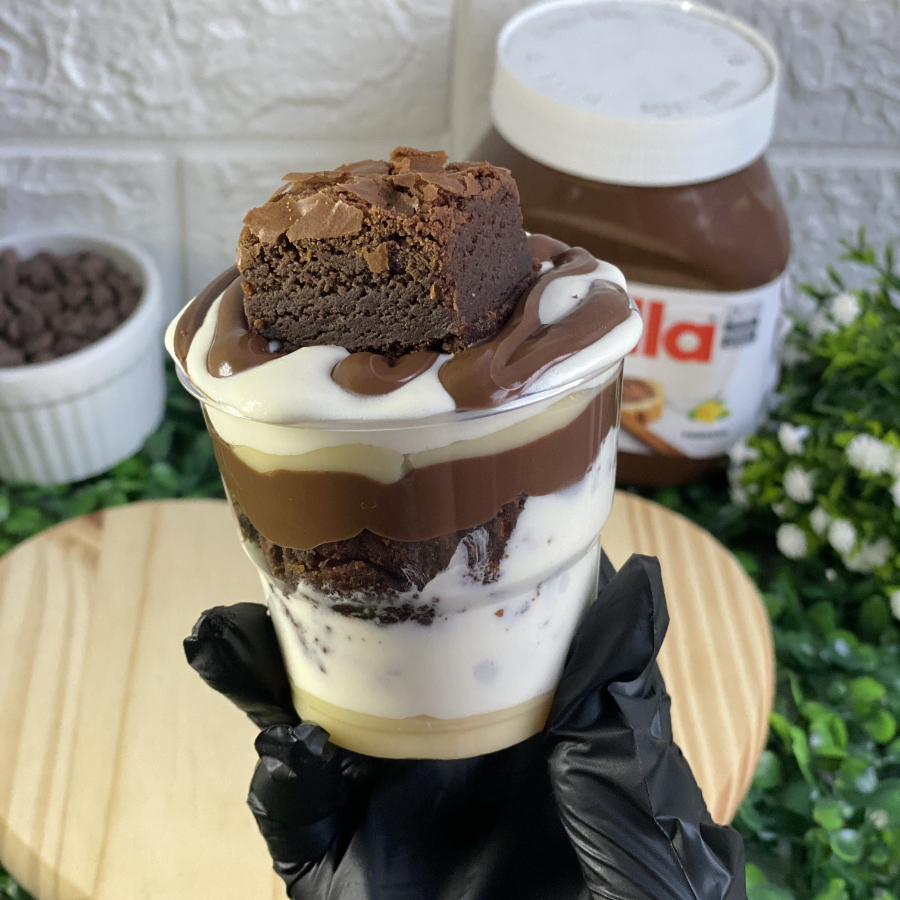 A Perfeita combinação de Brownie com muito recheio de Ninho, Mousse de Ninho e Nutella Original. Copo de 150ml