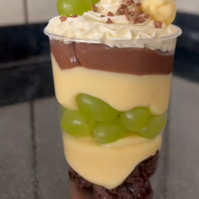 nosso delicioso Brigadeiro 50%, com nosso creme de ninho junto com Uvas frescas e suculentes,