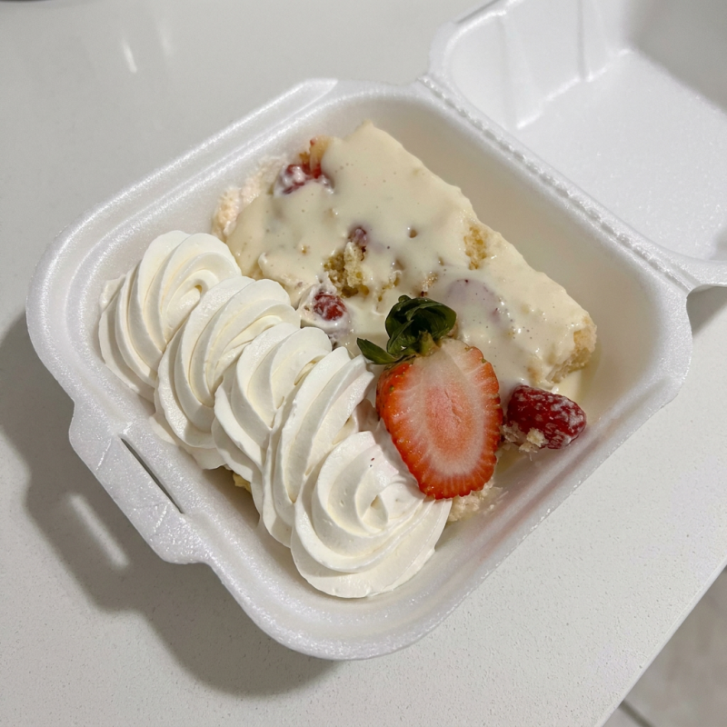 Mousse de Ninho, leite condensado cremoso, morango e pão de ló.