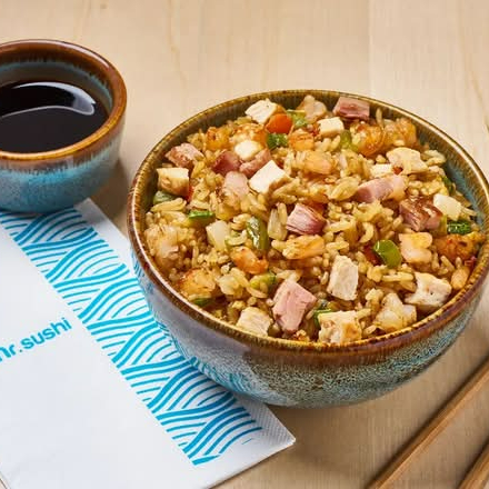 Yakimeshi Mixto – Arroz Salteado con Pollo, Res, C