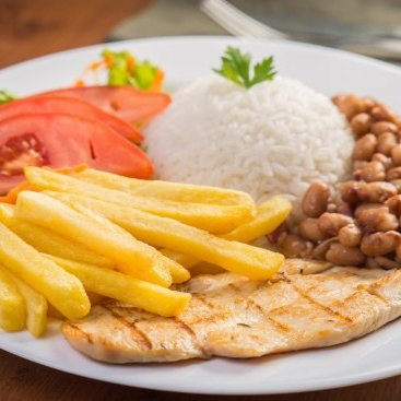 Para quem ama uma refeição leve e saborosa: filé de frango grelhado com tempero caseiro, servido com arroz branco, feijão temperado, fritas crocantes e saladinha fresca. Feito com ingredientes de qualidade e aquele toque de comida feita na hora.