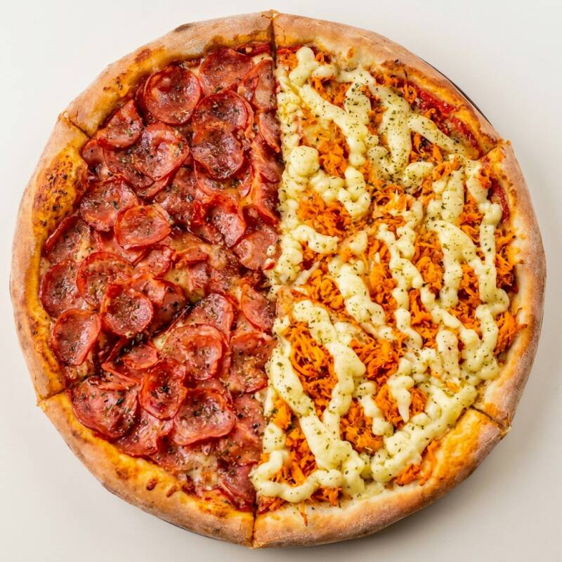 Escolha 2 Sabores Irresistíveis em Uma Pizza Grande Com 8 Fatias Bem Servidas. Massa Crocante e Recheio Generoso!