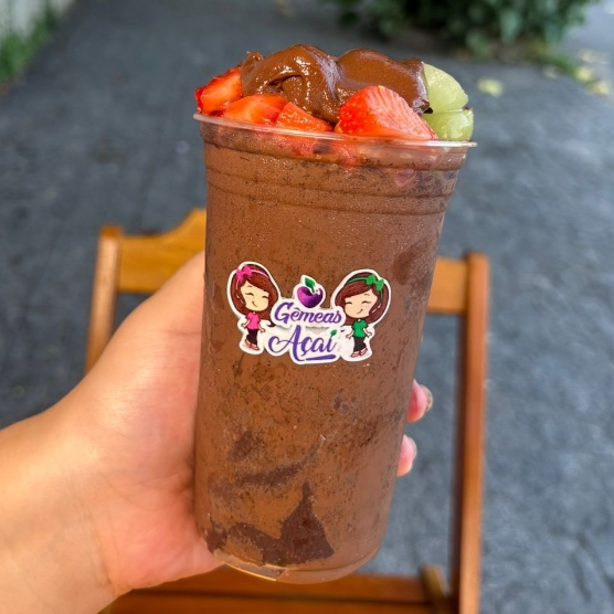 Uma deliciosa mistura de uva e morango frescos, coberta com uma generosa camada de Nutella, perfeita para quem busca um sabor irresistível.