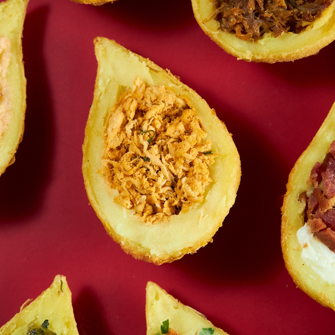 Deliciosa Coxinha de Frango com Massa de Batata Artesanal e Recheado com Franguinho Temperado e Desfiado. Uma Pedida Mais Que Especial!