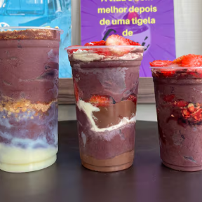 Agora temos um açaí tamanho Família. Monte de seu jeito! 1 açaí de 300ml + 1 açaí de 500ml + 1 açaí de 700ml