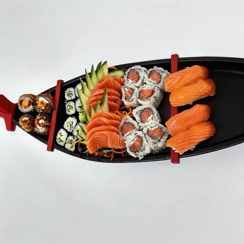 8 sashimis, 4 niguiris, 4 hot rolls, 8 uramakis e 8 hossomakis. Acompanha
acompanha shoyu e tarê