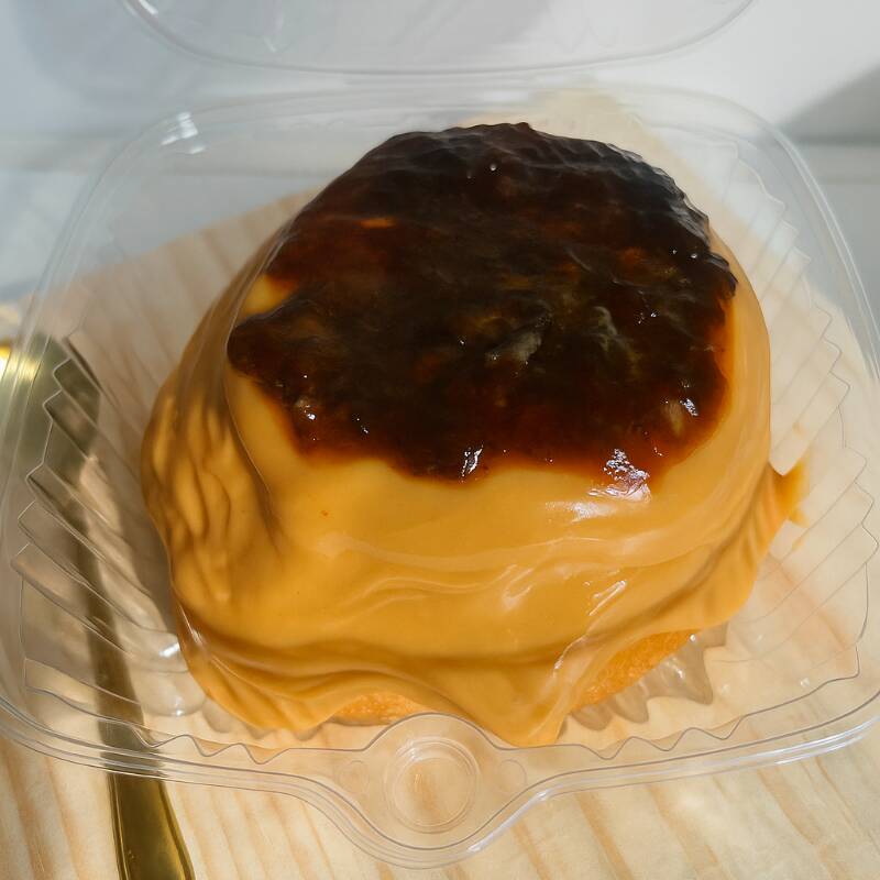 🍰 Maravilhosa massa fofinha de baunilha com creme de doce de leite e aquela geleia de ameixa caseira maravilhosa!