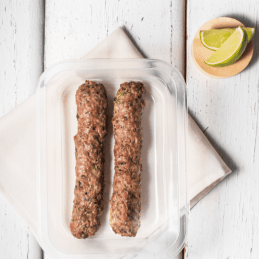 Dois espetos de carne bovina moída com salsinha e especiarias libanesas grelhados na brasa. Escolha o acompanhamento.