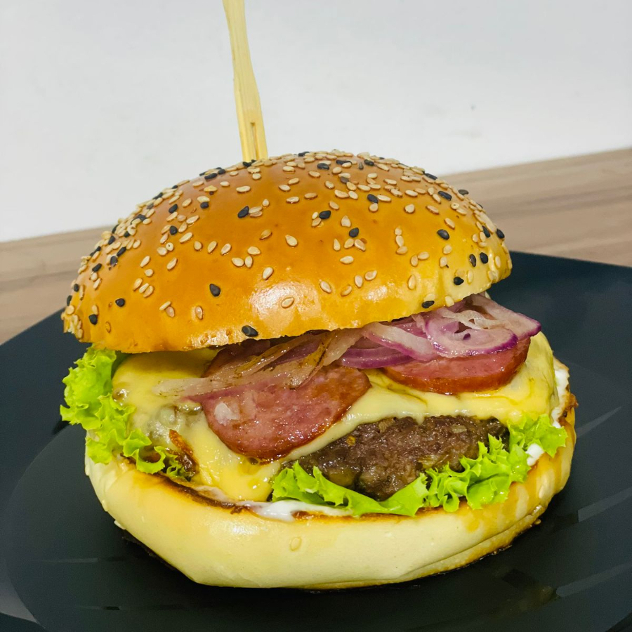 Blend de 120G, Queijo, Alface, Cebola Roxa Gratinada,Calabresa, Molho Da Casa.