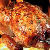 Frango assado, macio por dentro e crocante por fora. Com farofa.