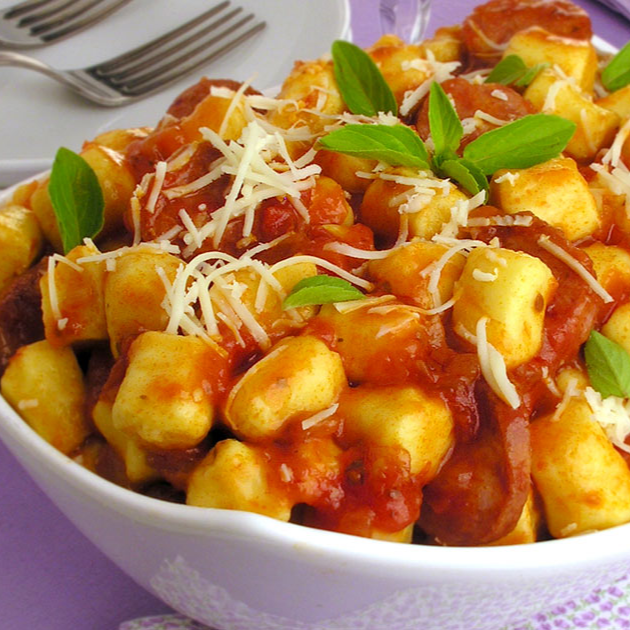 A refeição é composta por Nhoque caseiro de batata ao molho sugo, uma porção de frango a passarinho,vegetais refogados, farofa e uma porção P de salada mista. Não acompanha proteína.
um bowl de 400 ml