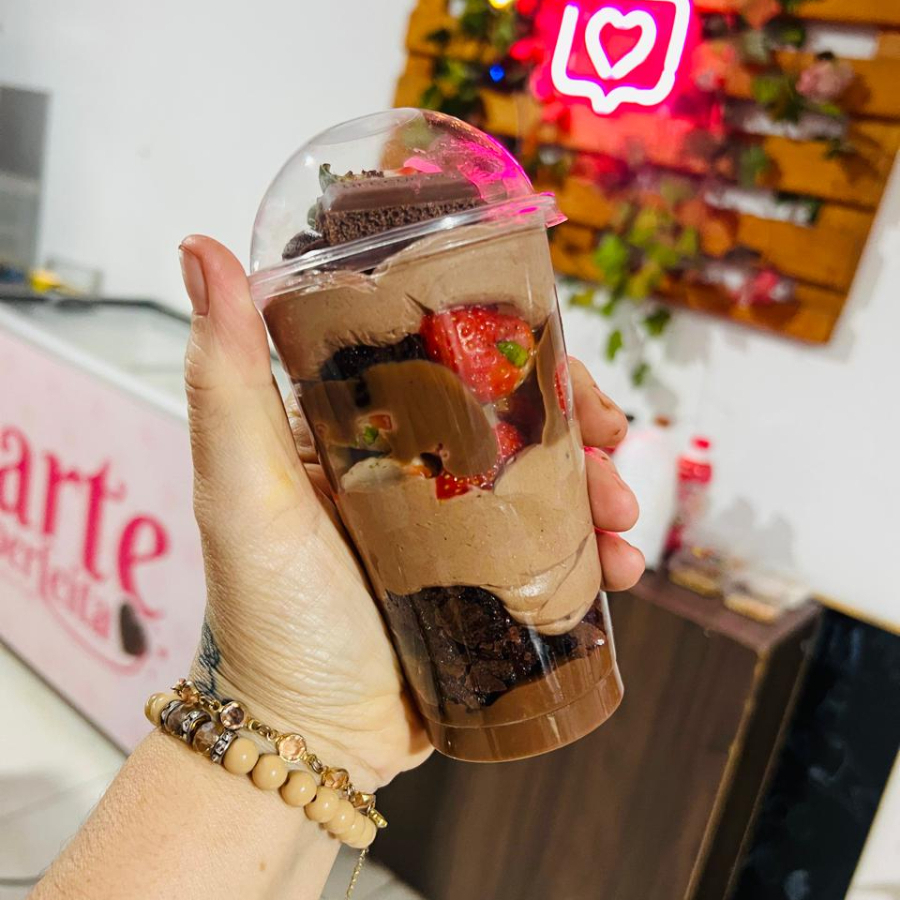 Pote repleto de muuuuito chocolate. 300 ml de puro chocolate meio amargo e ao leite, deliciosa combinação com morangos de qualidade, fresquinhos, Brownie e finalizado com morango e chocolate hershey’s.