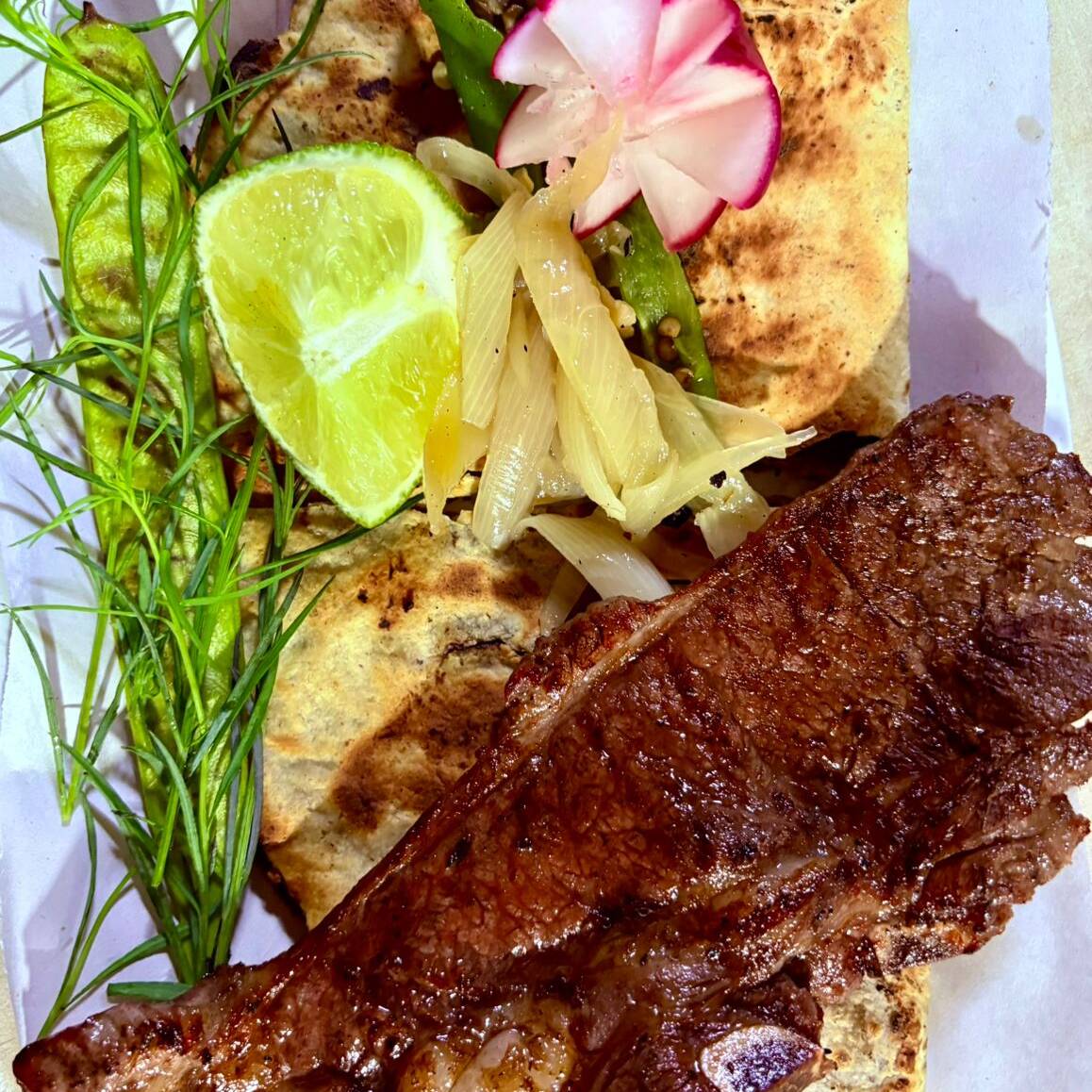 Tlayuda con costilla de res