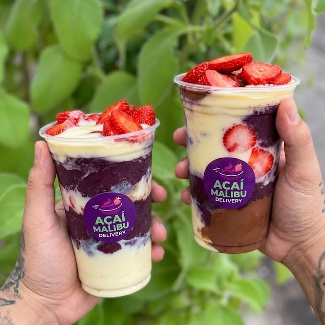 2 copos de 500ml com morangos frescos, creme de avelã e leite condensado. Combinação perfeita entre cremosidade e doce na medida certa.