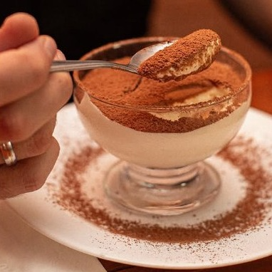 Sobremesa italiana a base de mascarpone, biscoito champagne e café.