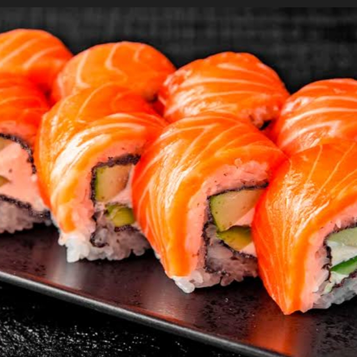 Sake rol cubierto de salmón🤤