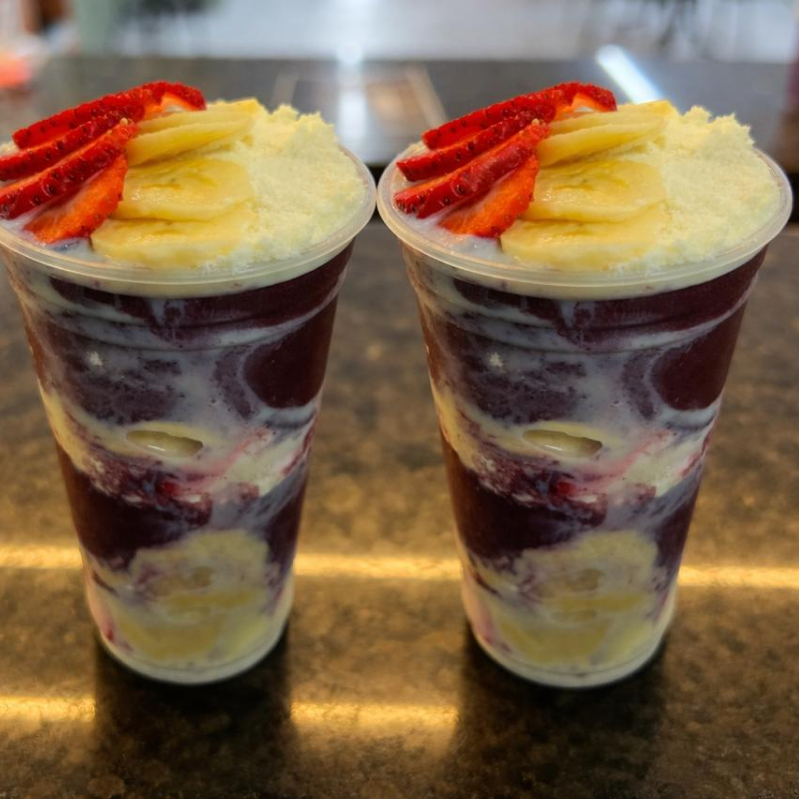 Promoção Especial – Pra dividir momentos e sabores! 💜 2 copos de 400ml recheados com a combinação perfeita: açaí cremoso, banana, morango, leite condensado e leite ninho. Uma explosão de sabor feita para você compartilhar com alguém especial e deixar o momento ainda mais gostoso!