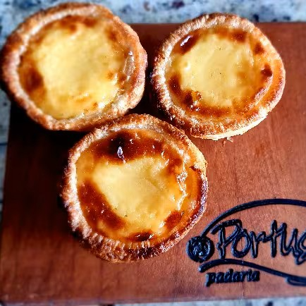 Diretamente da tradição portuguesa para a sua mesa! Nosso Pastel de Nata (Belém) possui massa folhada leve e extremamente crocante, recheada com um delicioso creme de nata aveludado, levemente caramelizado e com o equilíbrio perfeito entre doçura e cremosidade. Ideal para acompanhar um café ou saborear como sobremesa em qualquer momento do Dia. Uma receita clássica, irresistível e feita para conquistar desde a primeira mordida. Peça agora e experimente essa delícia portuguesa! 1 unidade 70gr