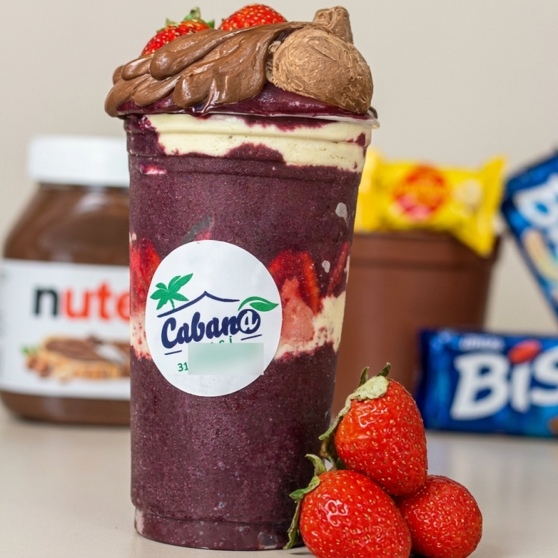 Delicioso creme de açaí, morangos selecionados, Nutella autêntica, bombom serenata do amor, leite em pó legítimo e Bis preto (2 unidades).
