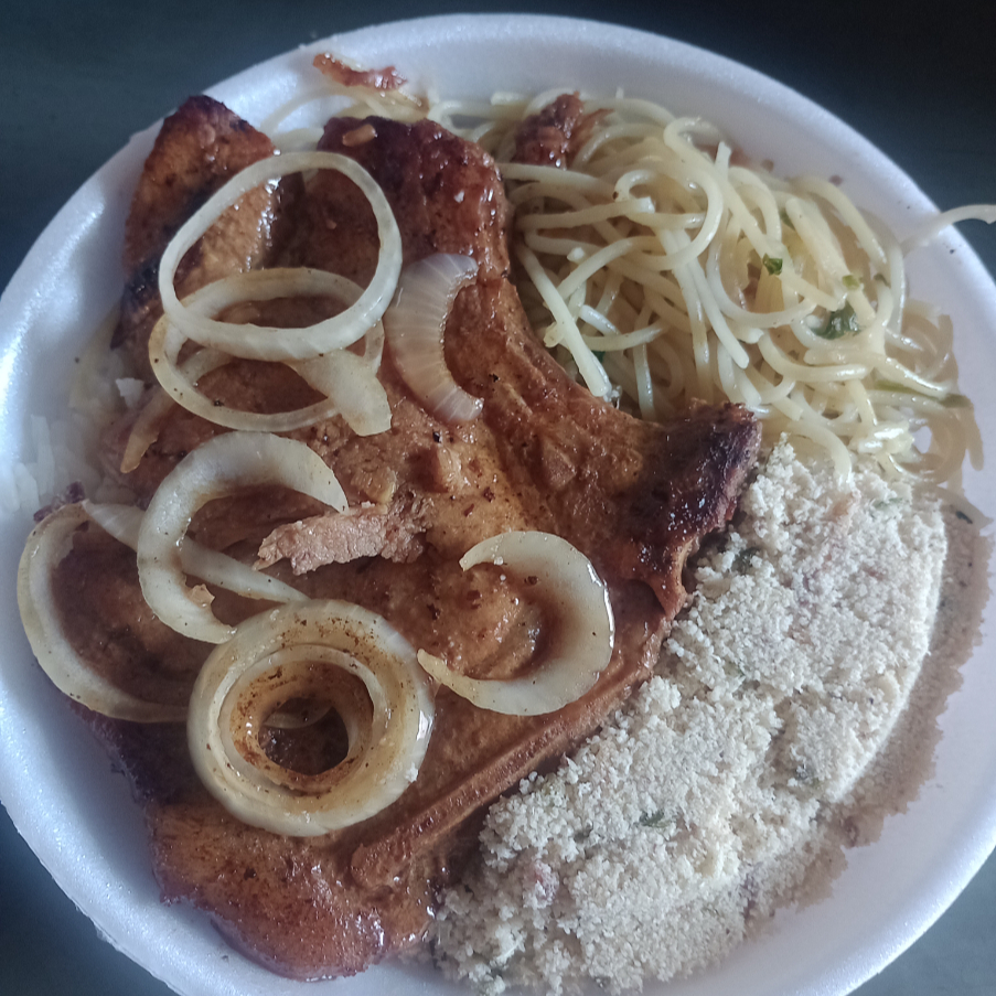 Arroz branco,feijão, farofa.