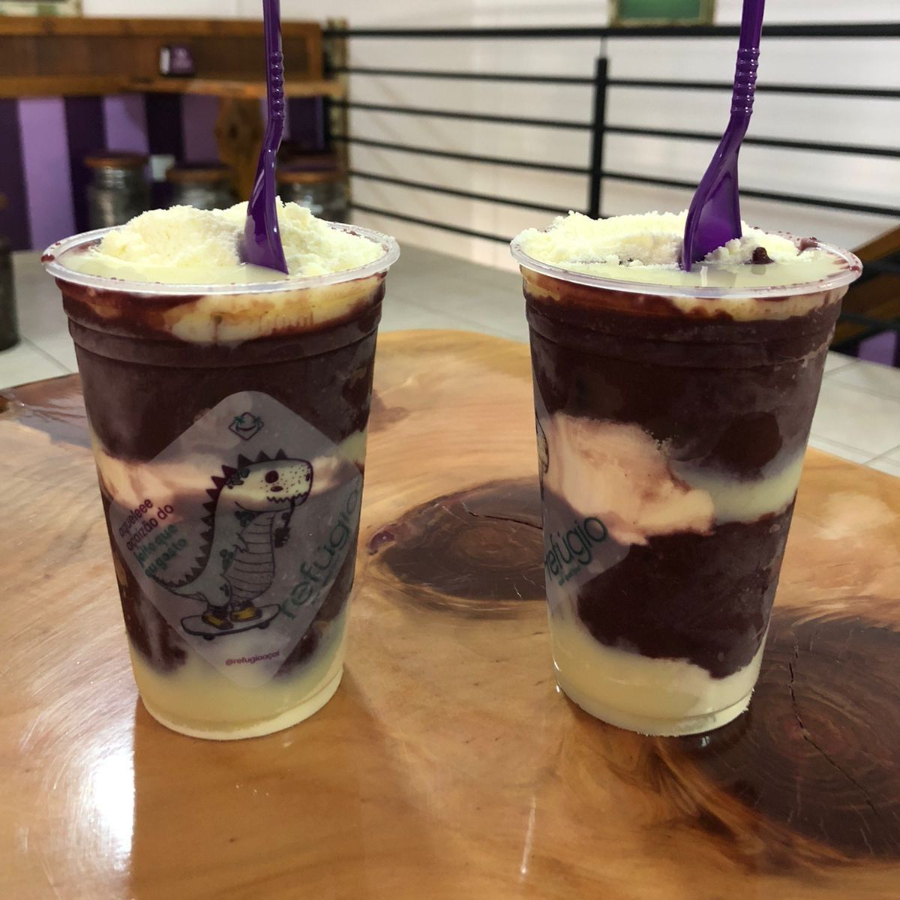 Dois açaís cremosos de 300ml preparados em irresistíveis camadas de leite condensado e leite em pó, perfeitos para quem ama um açaí doce, gelado e super cremoso.