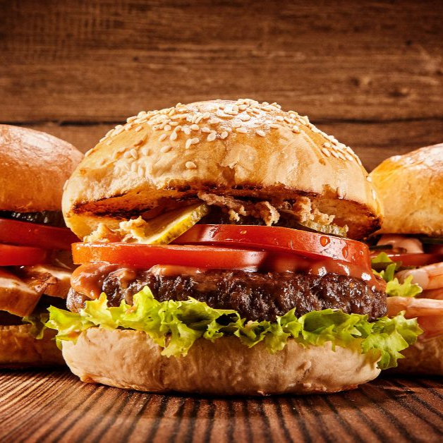 (Pão, Uma Suculenta Carne de Picanha, Ovo, Queijo, Presunto, Bacon, Cheddar, Cebola e Alface )