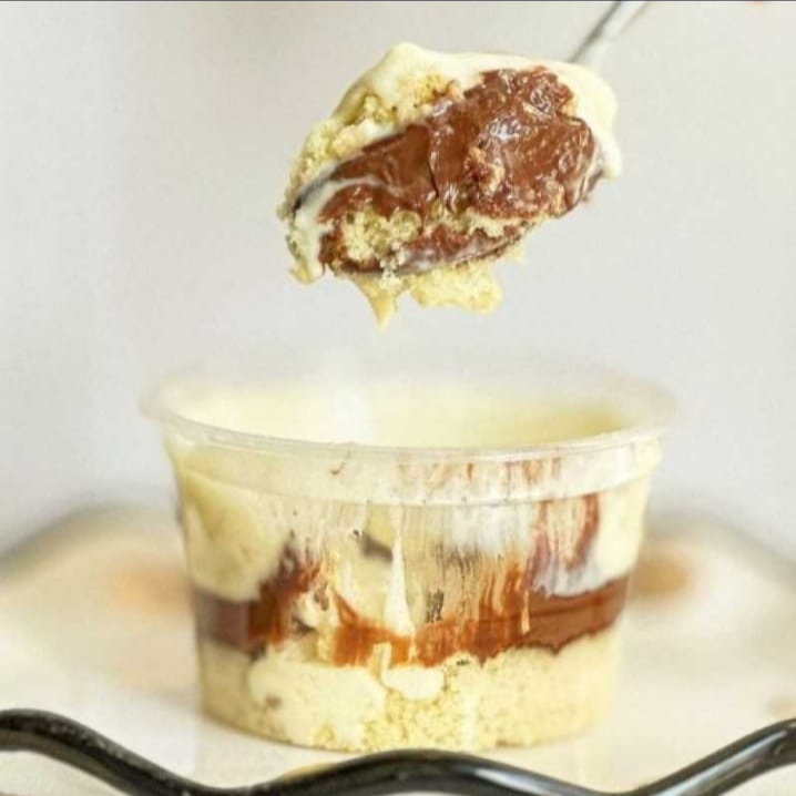 Massa de baunilha fofinha e molhadinha, recheio de cremoso de ninho com Nutella original e mousse de ninho. (Pote 200ml)