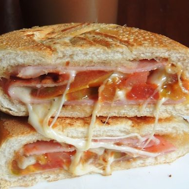 Misto quente com presunto, queijo e tomate, Aquela mussarela bem derretido pros amantes de queijo!