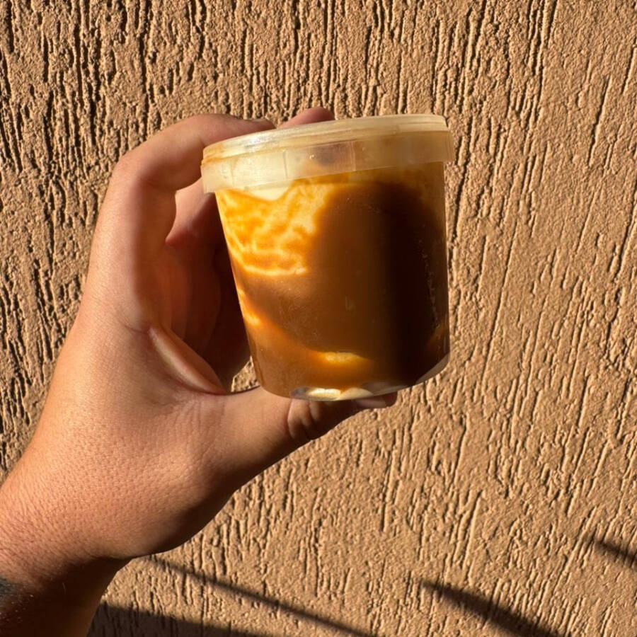 Base de doce de leite e recheado com doce de leite em pasta. (aprox.220ml)