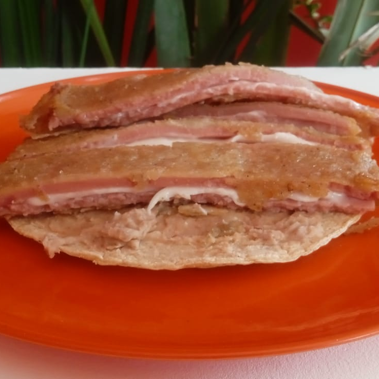 TACO MILANESA DE JAMON RELLENO DE QUESO