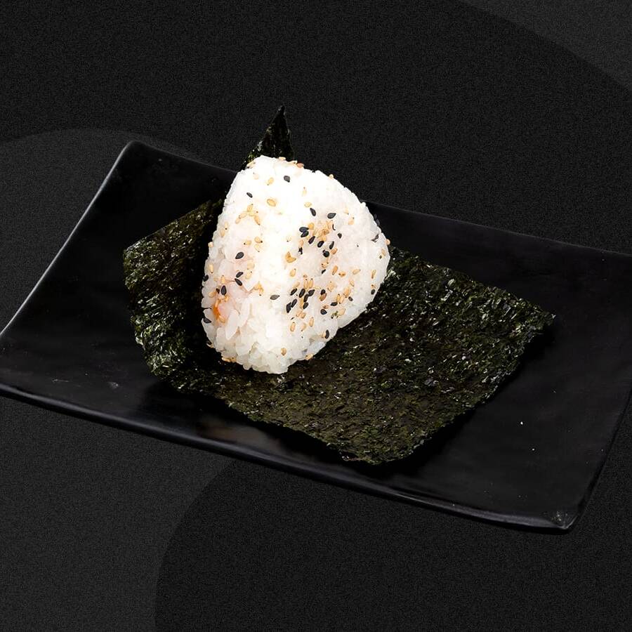 Clássico triângulo japonês envolto em alga nori com recheio à sua escolha: