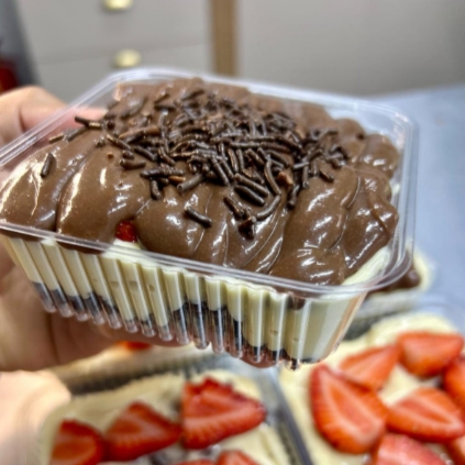 Brigadeiro de Leite Ninho cremoso com massa de chocolate fofinho e morangos frescos selecionados, finalizado com brigadeiro cremoso ao leite. Uma explosão de sabores.