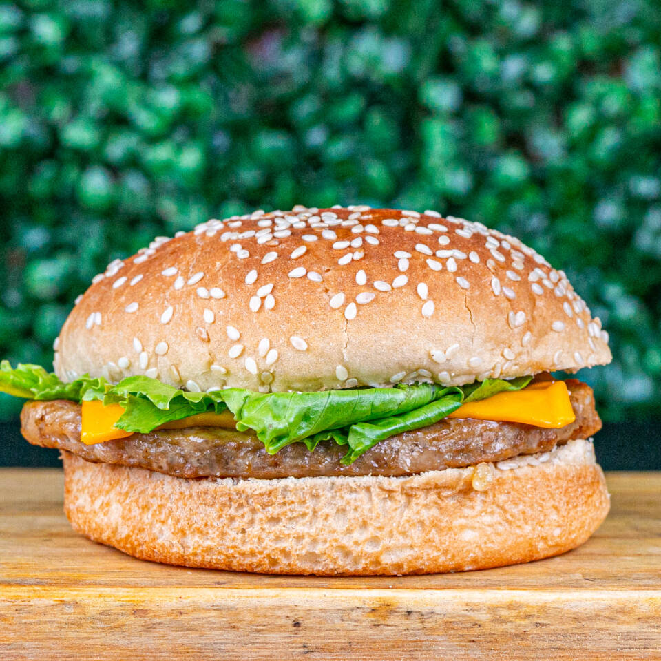 Pão gergelim , carne , queijo , maionese temperada , cheddar cremoso , ketchup e alface .