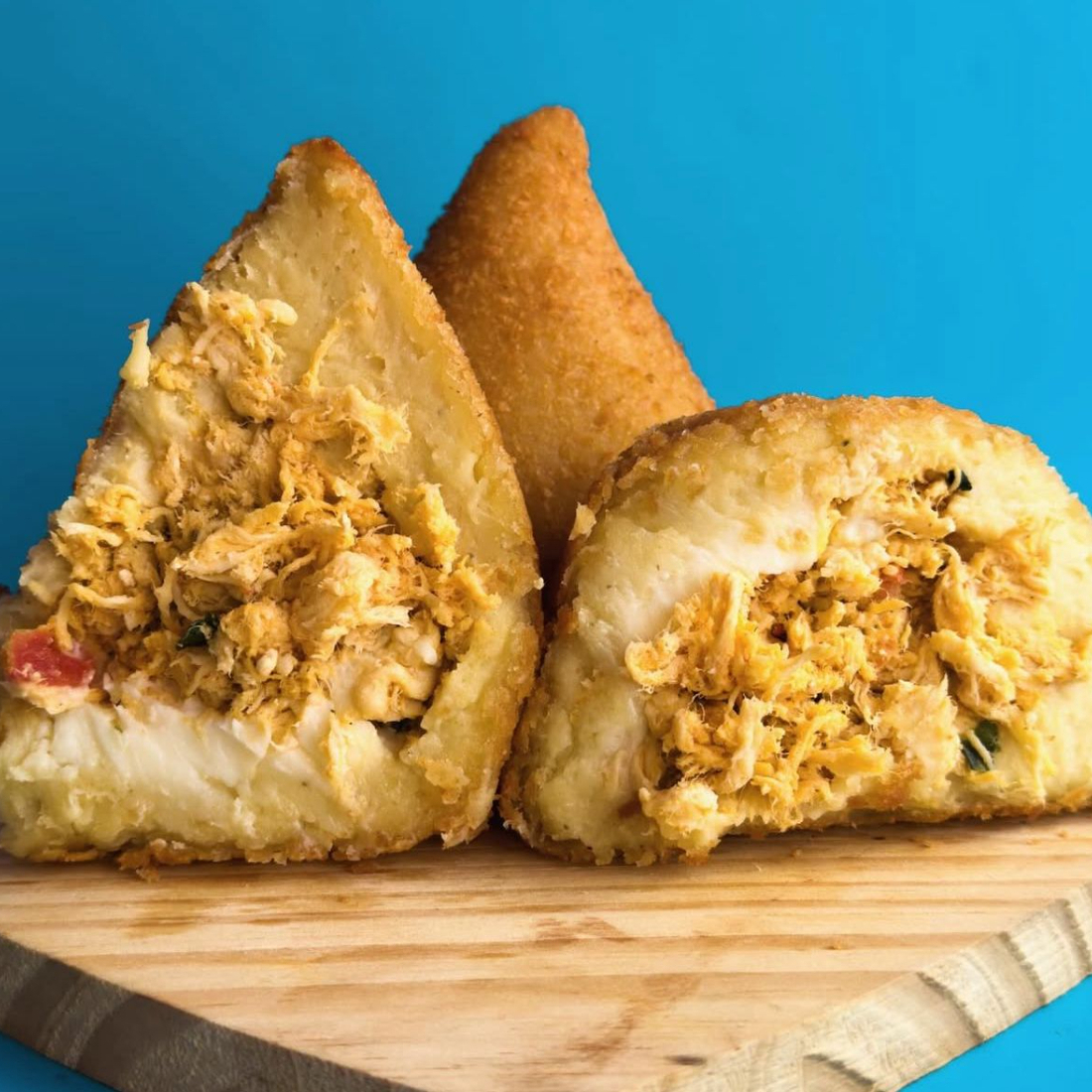 Massa de artesal , recheio de frango com requeijao pedo medio 250 gramas