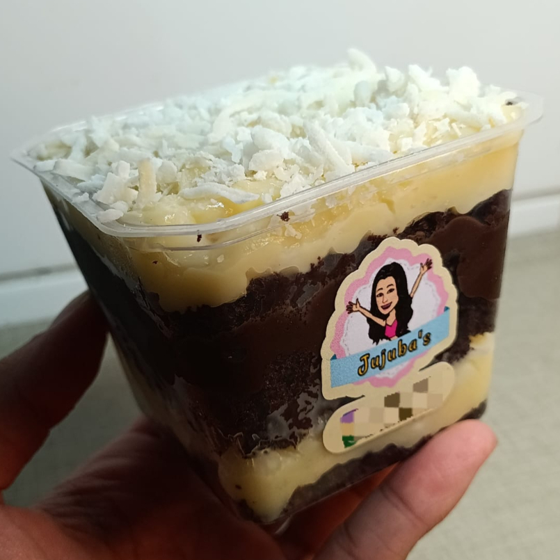 Massa de chocolate molhadinha, recheio cremoso de côco e de brigadeiro, finalizado com côco em flocos.