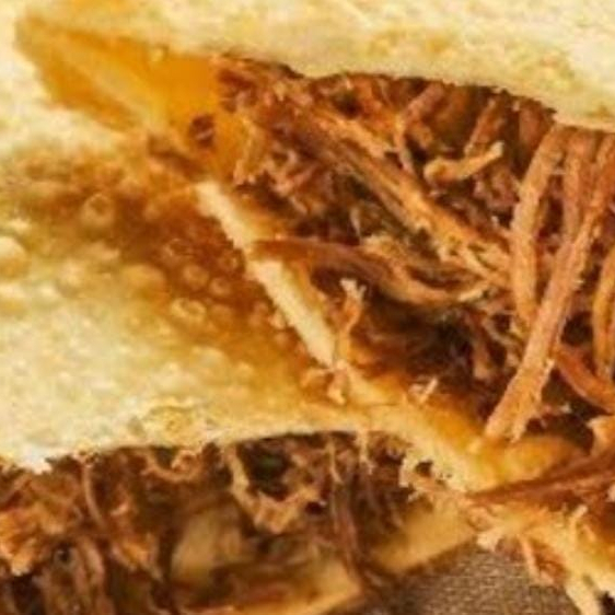 Pastel de Costela (20 cm) Pastel generoso e super recheado! Massa crocante, douradinha e recheio de costela bovina desfiada, cozida lentamente até ficar macia e muito saborosa. Temperos caseiros, suculência na medida certa e aquele aroma irresistível. Um clássico robusto para matar a fome com estilo!