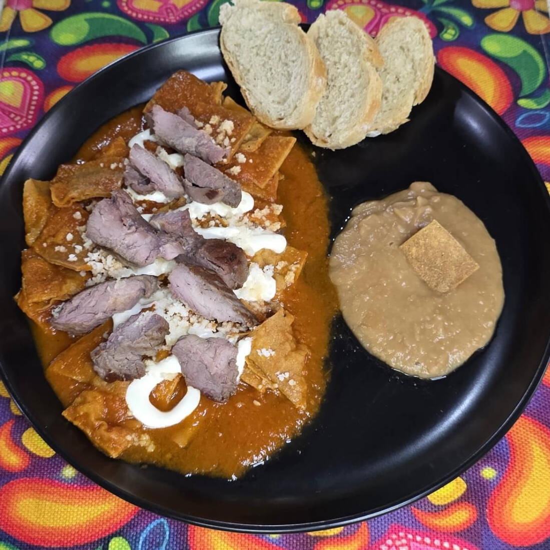 Chilaquiles Rojos con Arrachera
