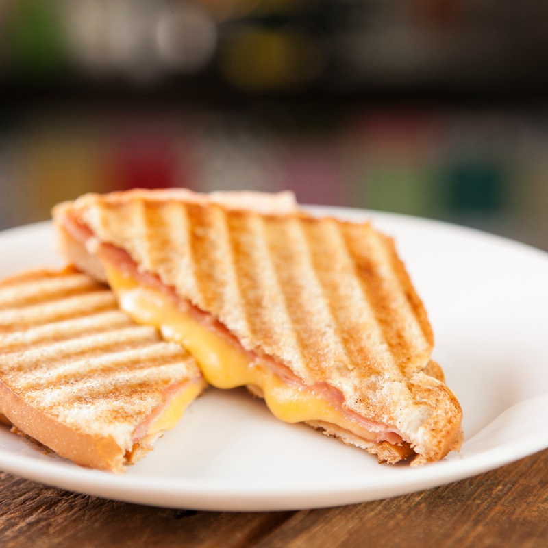 Produzido com três fatias de pão artesanal, quase o "Big Mac" dos tostex, tostadinho dos dois lados e com muuuuuuuuuuito queijo derretido. Vem no "Triple Tostex" que é 100% sucesso
