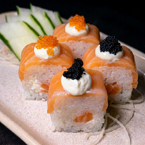 Uramaki especial feito sem alga, finalizado com salmão, cream cheese e ovas de masago ou capelin
