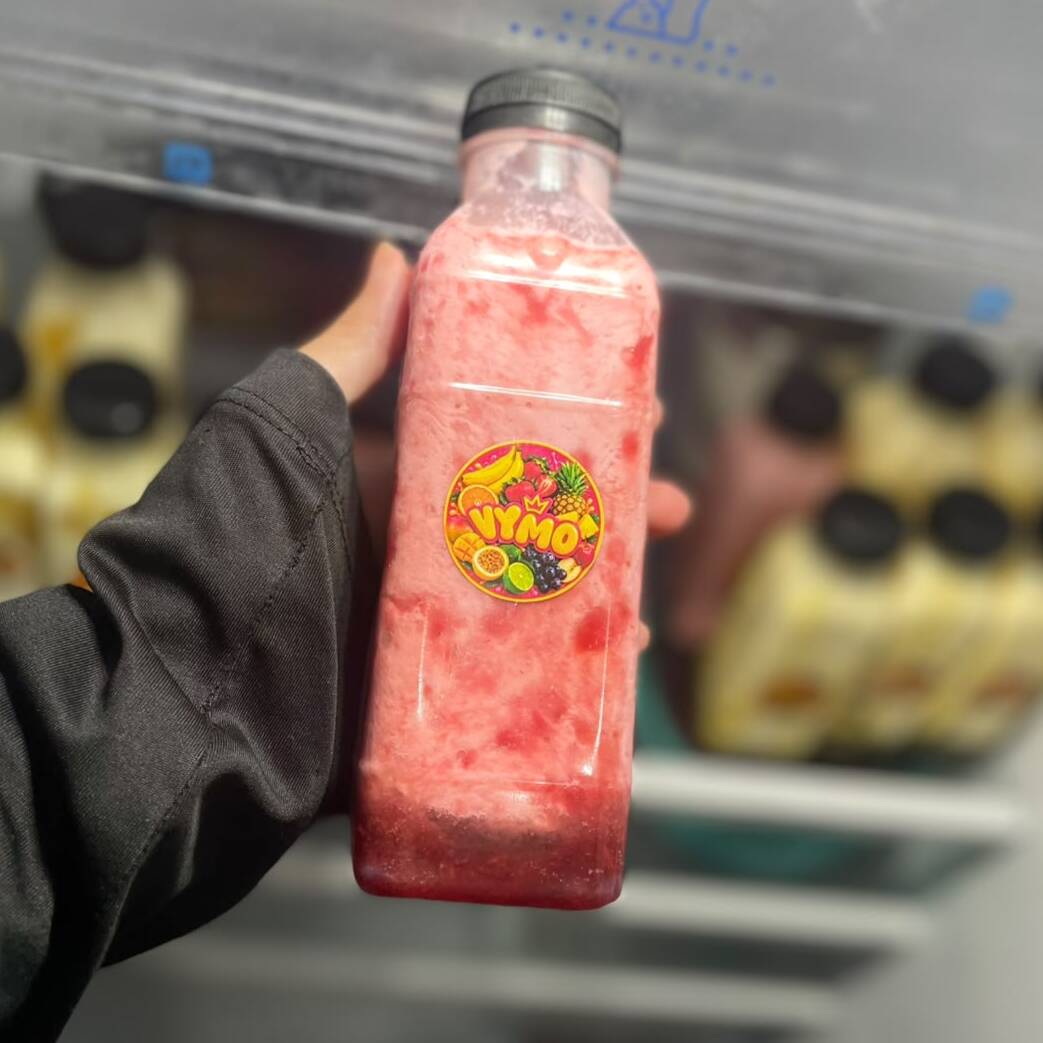 **Vitamina De Morango Com Geleia Caseira** Cremosa, geladinha e feita com muito carinho! ️ Nossa vitamina de morango leva **morangos fresquinhos + uma deliciosa geleia caseira**, trazendo aquele sabor irresistível de fruta de verdade. Cremosa Cheia de sabor Com geleia caseira Perfeita para refrescar o Dia! **Peça já a sua e experimente!**