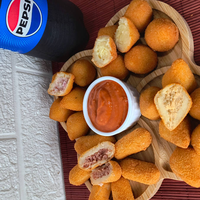 Sabor em dobro e diversão garantida! Nosso combo traz 20 salgados variados — coxinhas, quibes, bolinhas de queijo, risoles e muito mais — fritos na hora e perfeitos para qualquer ocasião. Para completar, escolha um refrigerante bem gelado para acompanhar essa explosão de sabores. Ideal para dividir com amigos, família ou simplesmente se deliciar em grande estilo. ----------------tags----------------- coxinha, bolinha de queijo, kibe, risole, churros, croquete, salgado, frito na hora, salgadinho, quente, crocante, recheado, delicioso, lanche, gostoso, aniversário, festa, evento, confraternização, reunião, taxa grátis, entrega rápida, promoção, bom e barato, desconto, taxa na faixa, famoso, oferta, barato, melhor preço, combo, preço baixo, fast food, comida rápida, salgadinho, mini salgado, mini coxinha, buffet, kit, promo, imperdível, perto de mim, próximo de mim, quentinho, frito, coca cola, irresistível, frete grátis, cupom, promo bomb, liberdade, são caetano, Cabula, Paralea, Cab,