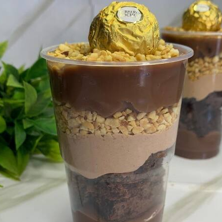 Brigadeiro de chocolate cremoso, pedaços de Brownie com mousse de chocolate, amendoim granulado. Finalizado com ferrero Rocher