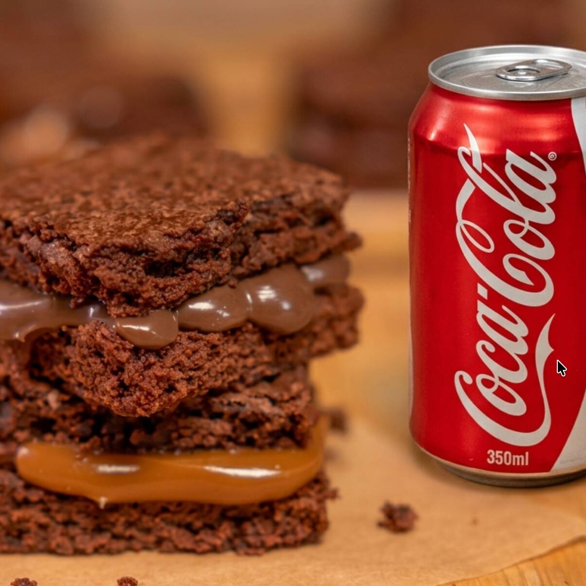 2 brownies macios e deliciosos, com aquele sabor intenso de chocolate, acompanhados de Coca-Cola 350ml bem gelada. Uma combinação irresistível para adoçar o Dia!