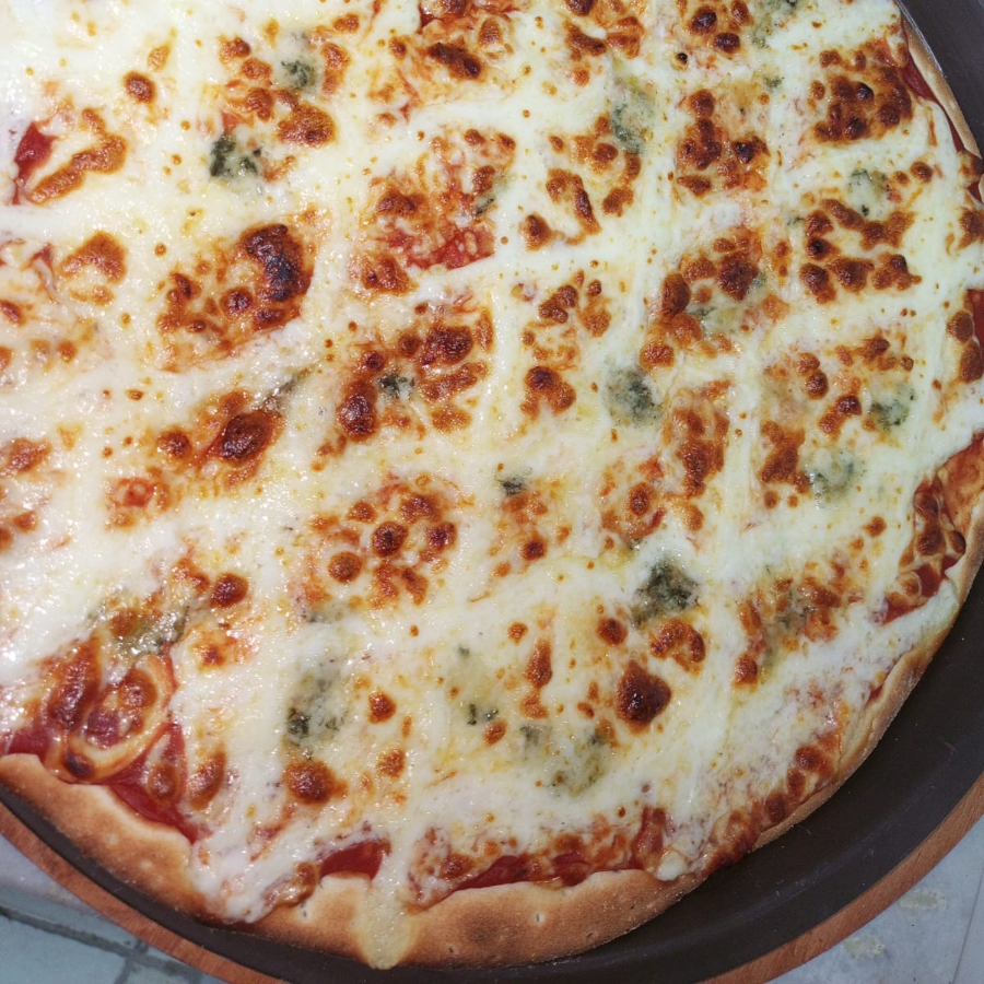 Molho de tomate, mussarela, gorgonzola, requeijão e parmesão.